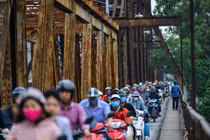 Cầu hơn trăm tuổi bị biến thành chợ cóc, giao thông ùn ứ