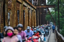 Cầu hơn trăm tuổi bị biến thành chợ cóc, giao thông ùn ứ