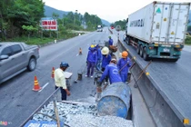 Quốc lộ hơn 2.400 tỷ sụt lún, chắp vá 'do mưa'