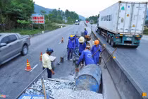 Quốc lộ hơn 2.400 tỷ sụt lún, chắp vá 'do mưa'