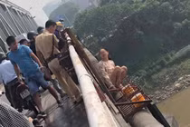 Người phụ nữ suýt nhảy cầu Chương Dương tự tử