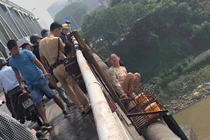 Người phụ nữ suýt nhảy cầu Chương Dương tự tử