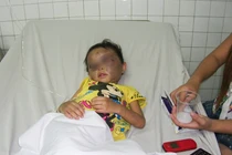 Bé 4 tuổi bị cha dượng, mẹ đẻ hành hung chấn thương sọ não?