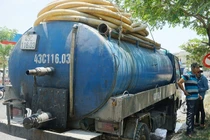 Đổ chất thải xuống cống, tài xế bị phạt 123 triệu đồng