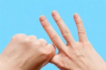Nhìn vào ngón tay của người đàn ông để biết cách anh ta đối xử với người phụ nữ