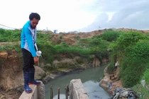 Người thợ hồ 5 lần chui cống tìm xác bé trai 9 tuổi