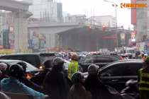 Người dân HN khổ sở đội mưa, vượt đường tắc ngày đầu tuần