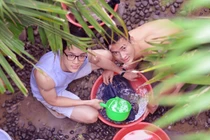 Bộ ảnh gây xúc động mạnh về gia đình đồng tính ở VN 