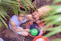 Bộ ảnh gây xúc động mạnh về gia đình đồng tính ở VN 