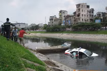 Taxi Group lao thẳng xuống sông Tô Lịch rồi chìm nghỉm