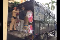 Bất ngờ bắt được rượu Chivas lậu trên ô tô dừng sai quy định