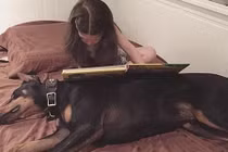 Ảnh em bé thiên thần và "quái vật đen" đang sốt mạng