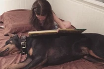 Ảnh em bé thiên thần và "quái vật đen" đang sốt mạng