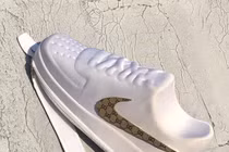 Dân mạng "xém xỉu" vì chiếc balo có kiểu dáng y như đôi giày