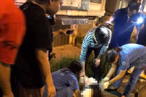 Rút dao bầu đâm thủng bụng đối thủ sau va chạm giao thông