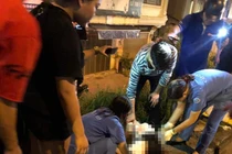 Rút dao bầu đâm thủng bụng đối thủ sau va chạm giao thông