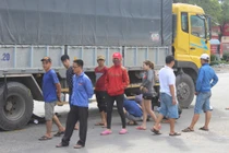 Xe tải cán nát xe máy, 2 thanh niên nguy kịch