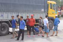 Xe tải cán nát xe máy, 2 thanh niên nguy kịch