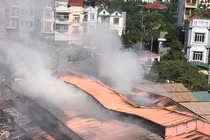 Hà Nội: Cháy chợ Tó, khu ki-ốt nghìn m2 giữa chợ bị thiêu rụi