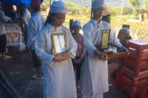 Tiếng khóc xé lòng trong đám tang vụ chồng giết vợ tại Tòa án