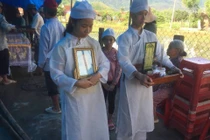 Tiếng khóc xé lòng trong đám tang vụ chồng giết vợ tại Tòa án