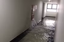 Vỡ đường ống cứu hỏa, chung cư An Bình City - Geleximco "ngập lụt"