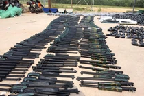 Bắt giữ cả kho súng giấu trên xe tải ở Bình Dương