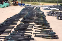 Bắt giữ cả kho súng giấu trên xe tải ở Bình Dương