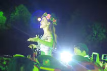 Hồ Ngọc Hà cháy hết mình cùng sinh viên Đà Nẵng