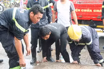 Tạm ngừng tìm kiếm bé trai bị rơi xuống cống