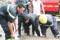 Tạm ngừng tìm kiếm bé trai bị rơi xuống cống