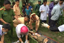 Sa Pa: Xe 7 chỗ lao xuống vực sâu 100m