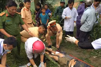 Sa Pa: Xe 7 chỗ lao xuống vực sâu 100m