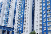 Ảnh: Dân cư Carina Plaza dùng ròng rọc chuyển đồ khỏi nhà vì lo trộm