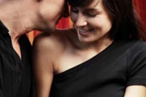 Ghê tởm vợ ngoại tình vẫn ôm hôn chồng ngấu nghiến