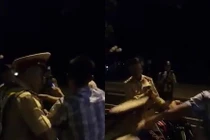 CSGT bất ngờ ngã xuống đường sau khi chạm tay một thanh niên