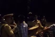 CSGT bất ngờ ngã xuống đường sau khi chạm tay một thanh niên