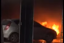 Ôtô Hyundai i30 đang đậu trong nhà bỗng bốc cháy ngùn ngụt