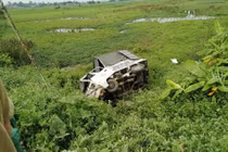 Cố đi qua đường tàu, xe tải nát bét đầu