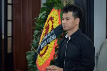 Xuân Bắc và nghệ sĩ nhà hát viếng đồng nghiệp vụ tai nạn hầm Kim Liên