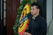Xuân Bắc và nghệ sĩ nhà hát viếng đồng nghiệp vụ tai nạn hầm Kim Liên