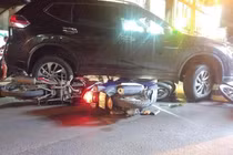 Đọc gì hôm nay 6/12: Ô tô "điên" gây tai nạn, 4 người bị cuốn vào gầm