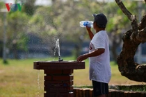 Muôn kiểu chống nóng của người dân Huế trong ngày nắng đỉnh điểm