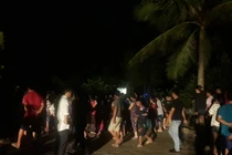 3 thanh niên bị sóng cuốn trôi vì chơi biển trời mưa gió