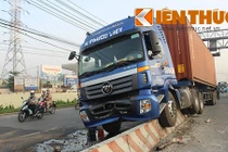 Tài xế container ngủ gật khiến xa lộ HN náo loạn