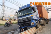 Tài xế container ngủ gật khiến xa lộ HN náo loạn