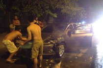 Hà Nội: Xế hộp đang lưu thông bỗng nhiên bốc cháy