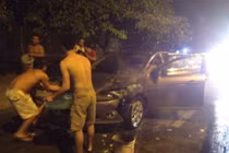 Hà Nội: Xế hộp đang lưu thông bỗng nhiên bốc cháy