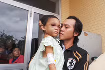 Bé 4 tuổi bị cha mẹ bạo hành: Cha đẻ lộ diện