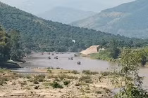 Sơn La: “Cát tặc” ngang nhiên lộng hành nhộn nhịp trên sông Mã 